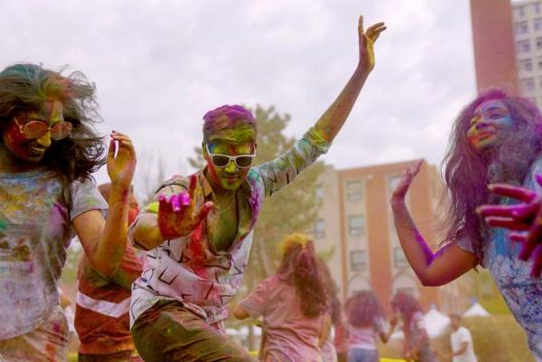 用粉笔覆盖的学生在广场上庆祝2023年胡里节